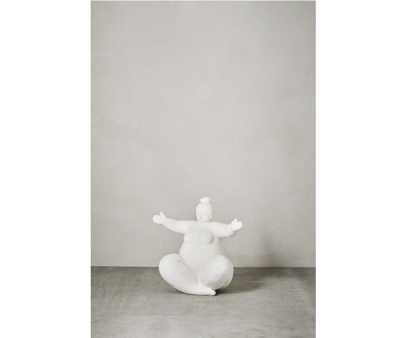 Dekoracja do salonu figurka Serafina kobieta siedząca biała
